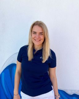 Frau lächelt in die Kamera
