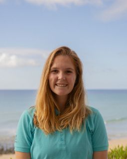 Frau lächelt in die Kamera